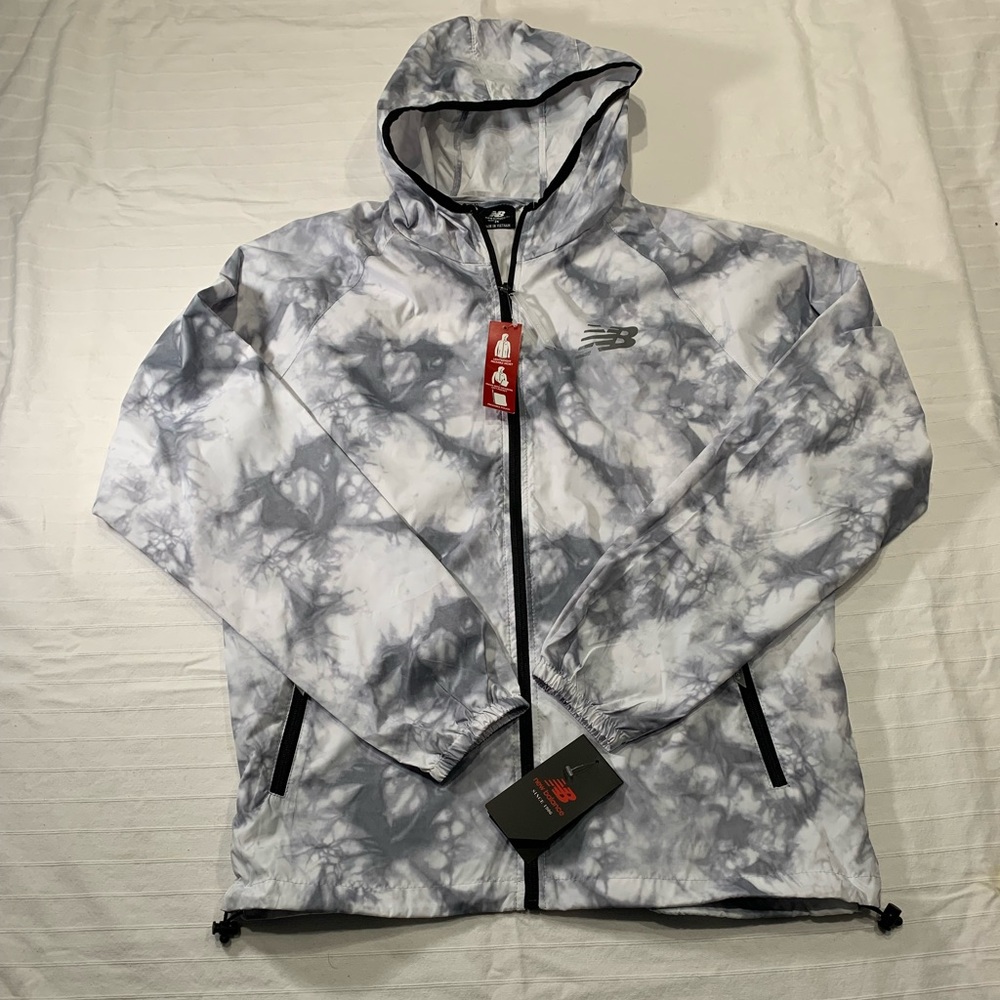 Men’s New Balance Light Weight Jacket. Size M. White and Gray Color. Waterproof.